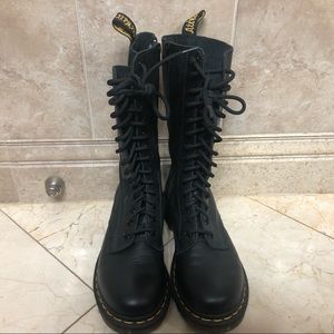 Dr. Martens Womens Size 6 brarely worn 1B99 Virginia Mid Calf Leather Boots